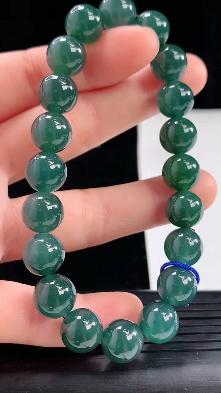 天然A货翡翠蓝水圆珠手串尺寸9.7-20颗重量:33.36g5月1日
工厂直销收藏佳品,种好水足，色泽均匀，有种有色，上手高大气！