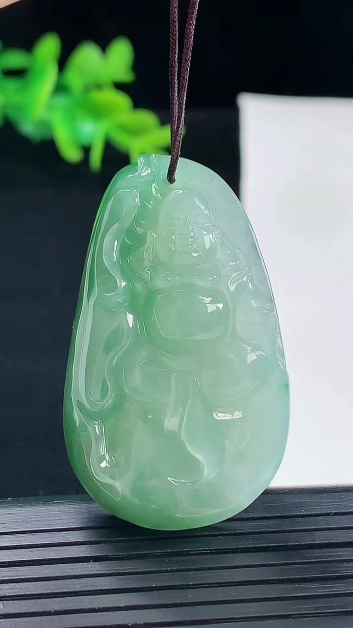 天然A货翡翠逍遥佛吊坠尺寸45.4-27.7-9.8重量:22.00g
5月1日