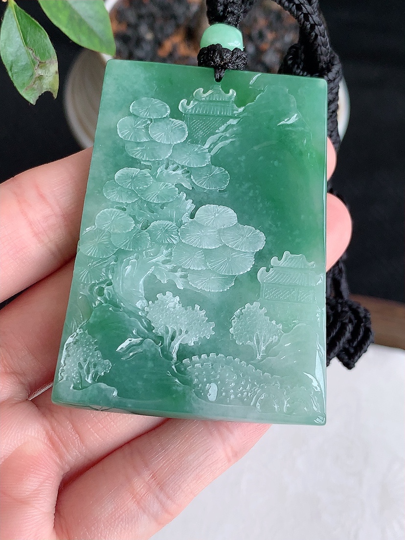 天然A货翡翠满绿意境山水牌吊坠 
尺寸59.5-43.3-7.2mm 重量52.10g 0501