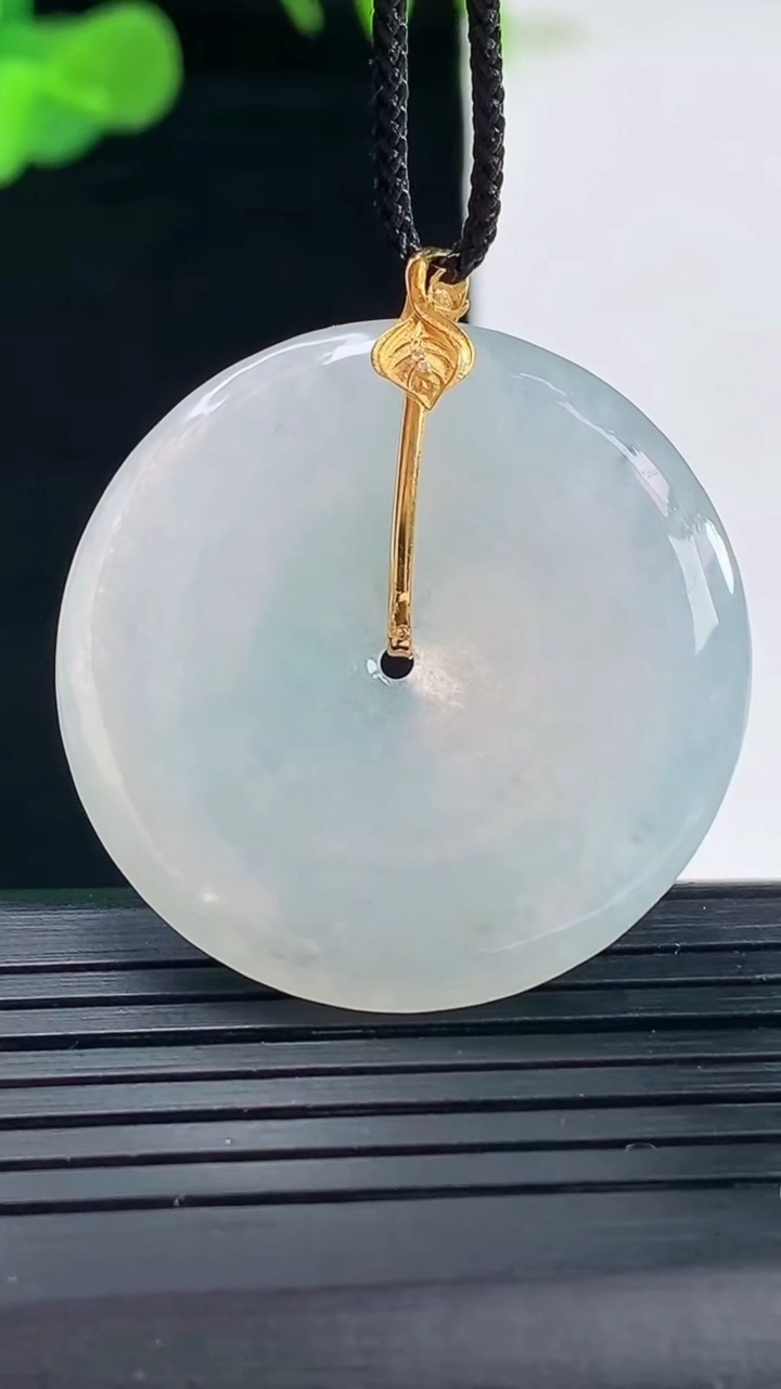 天然A货翡翠种白冰平安扣吊坠尺寸32.7-5.1重量:12.11g
5月1日