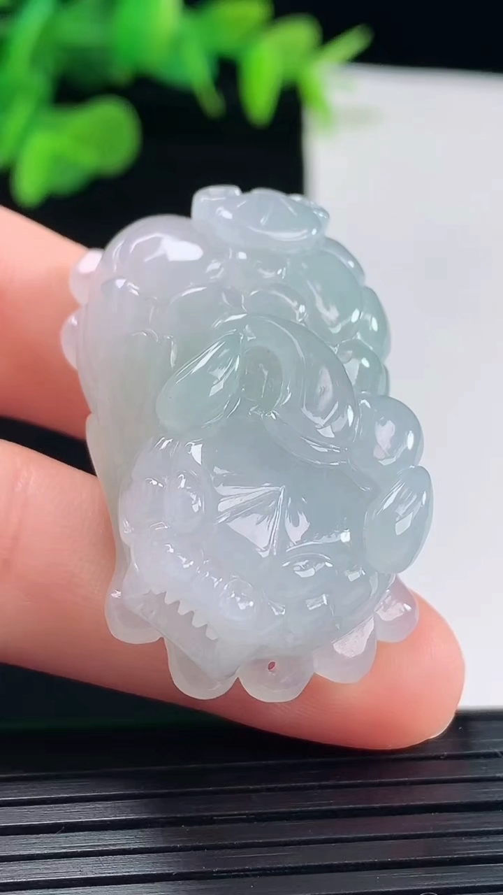 天然A货翡翠貔貅吊坠尺寸38.4-22.6-15重量:29.75g
5月1日