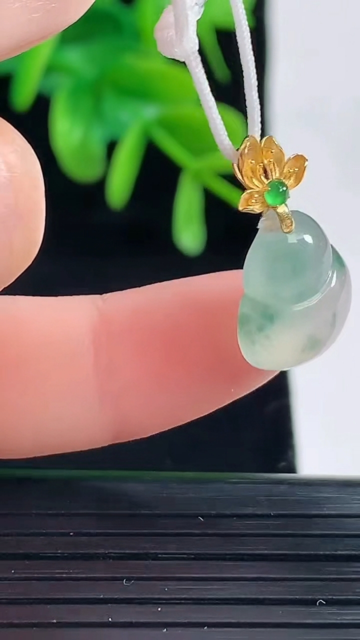 天然A货翡翠18K金飘花葫芦吊坠尺寸21.2-11.9-4.5重量:1.46g
5月1日