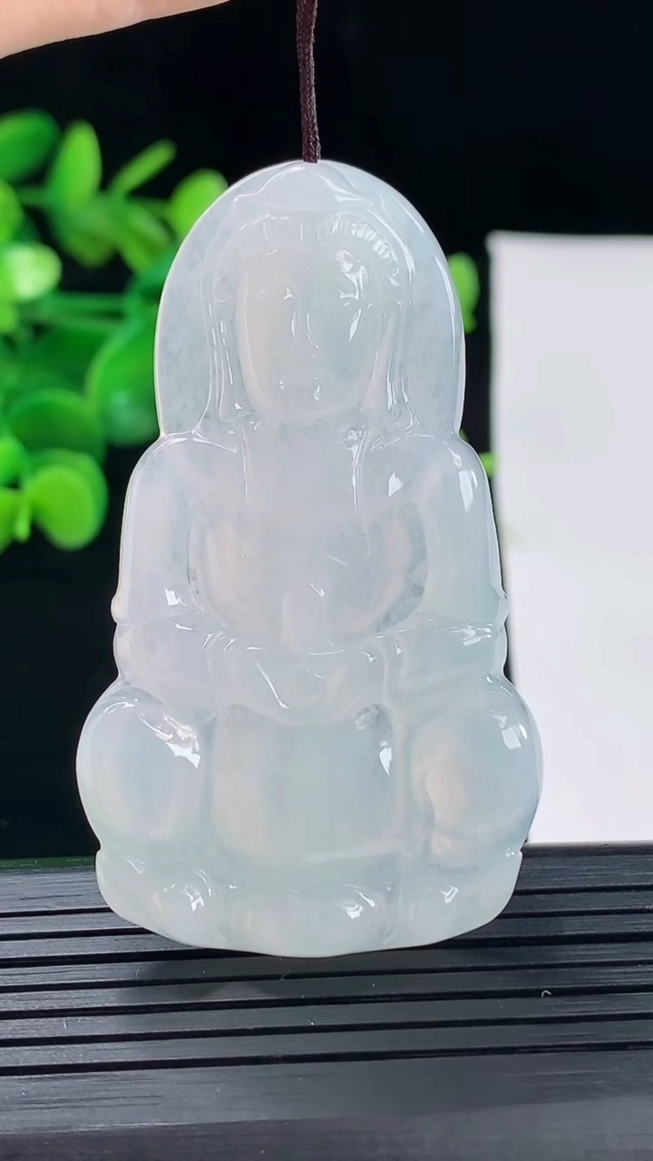 天然A货翡翠观音菩萨吊坠尺寸59.2-34-4.7重量:18.54g
5月1日