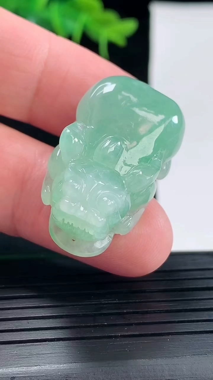 天然A货翡翠貔貅吊坠尺寸33.3-19.8-13.1重量:17.26g
5月1日