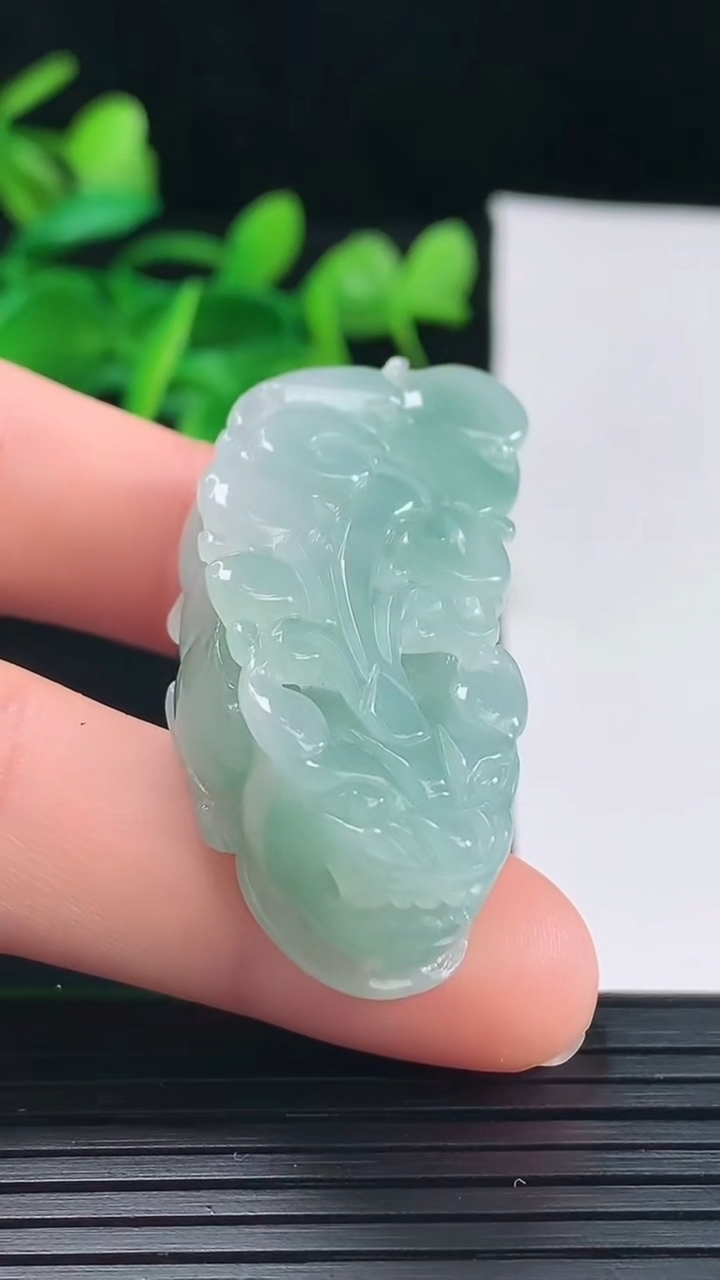 天然A货翡翠貔貅吊坠尺寸40.6-18-12.1重量:21.76g
5月1日