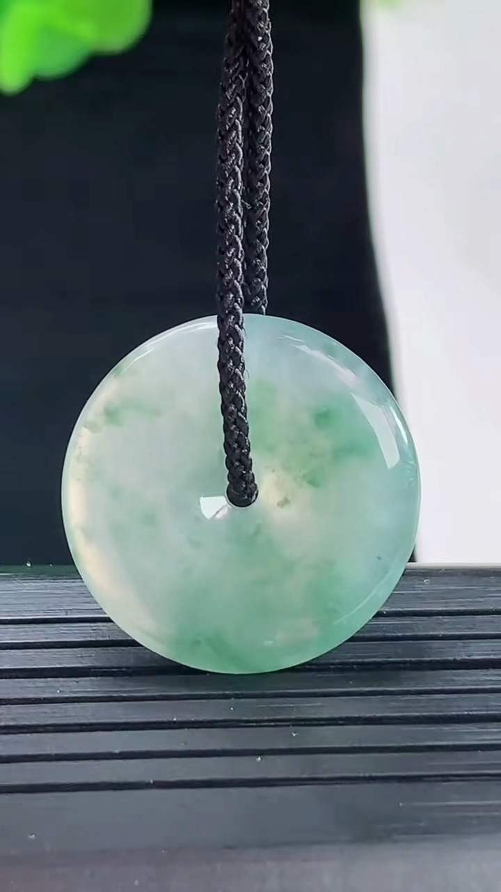 天然A货翡翠飘花平安扣吊坠尺寸22.9-3.4重量:4.12g
5月1日