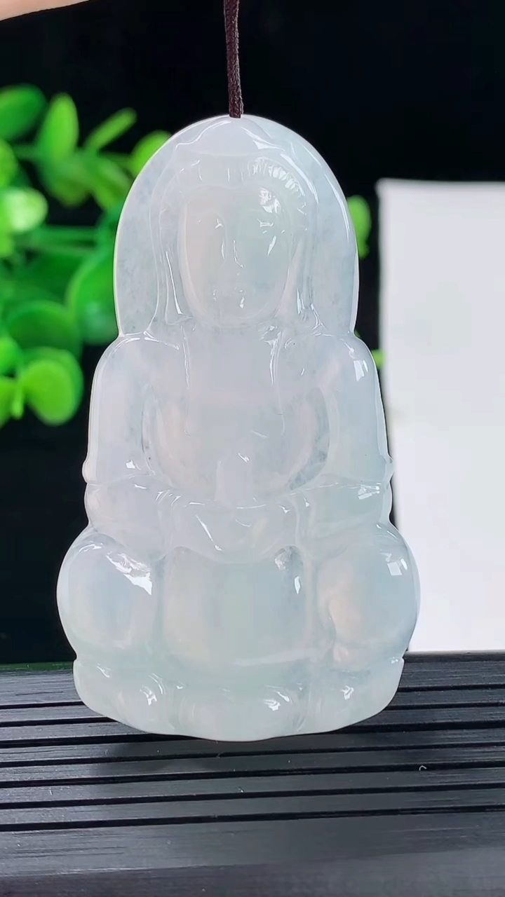 天然A货翡翠观音菩萨吊坠尺寸59.2-34-4.7重量:18.54g
5月1日