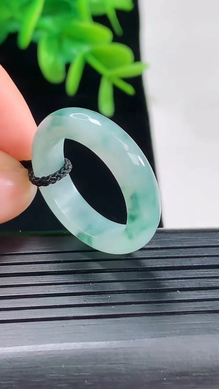 天然A货翡翠飘花指环戒指尺寸19.2-5.6-3.7重量4.37g2026年5月1日
工厂直销收藏佳品,种好水足，色泽均匀，有种有色，上手高大气！