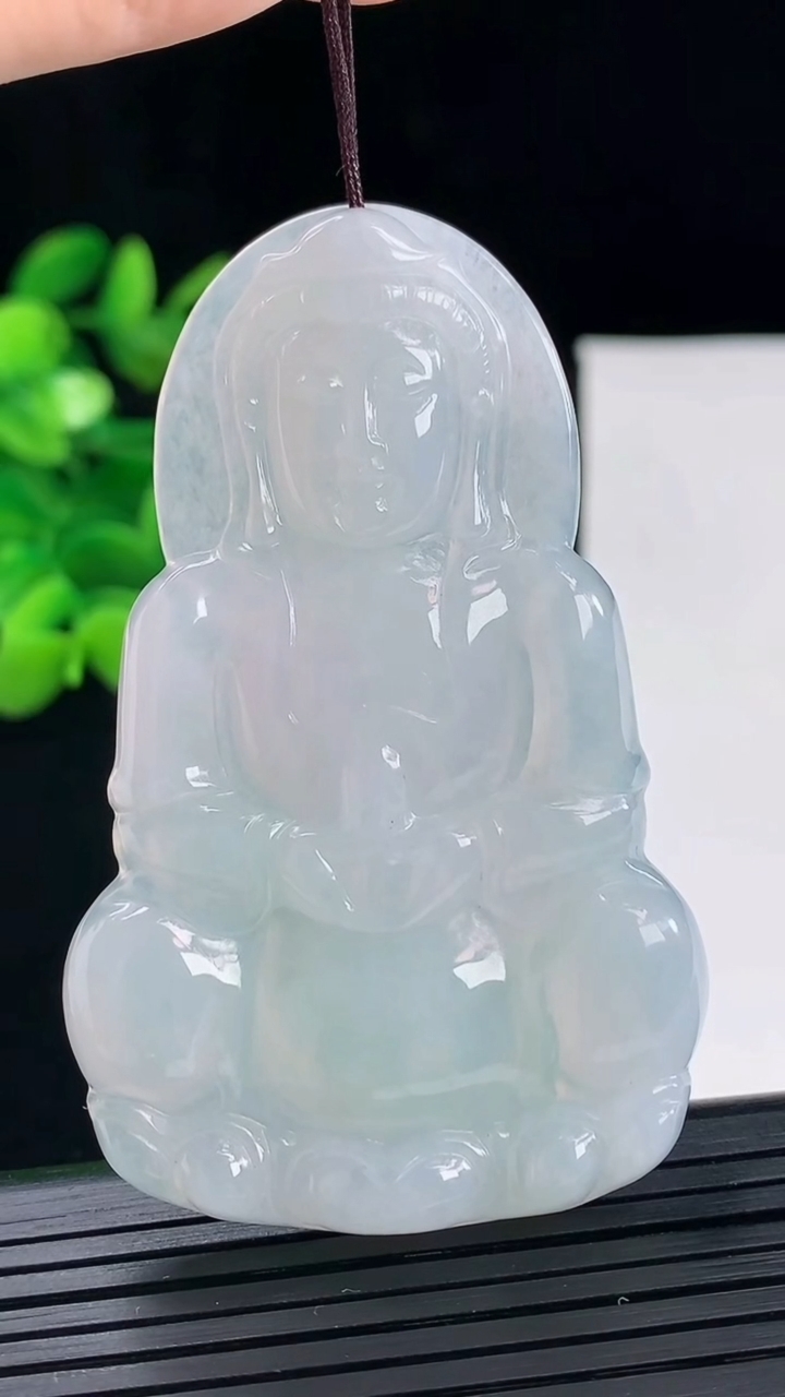 天然A货翡翠观音菩萨吊坠尺寸66-41.2-4.4重量:26.04g
5月1日