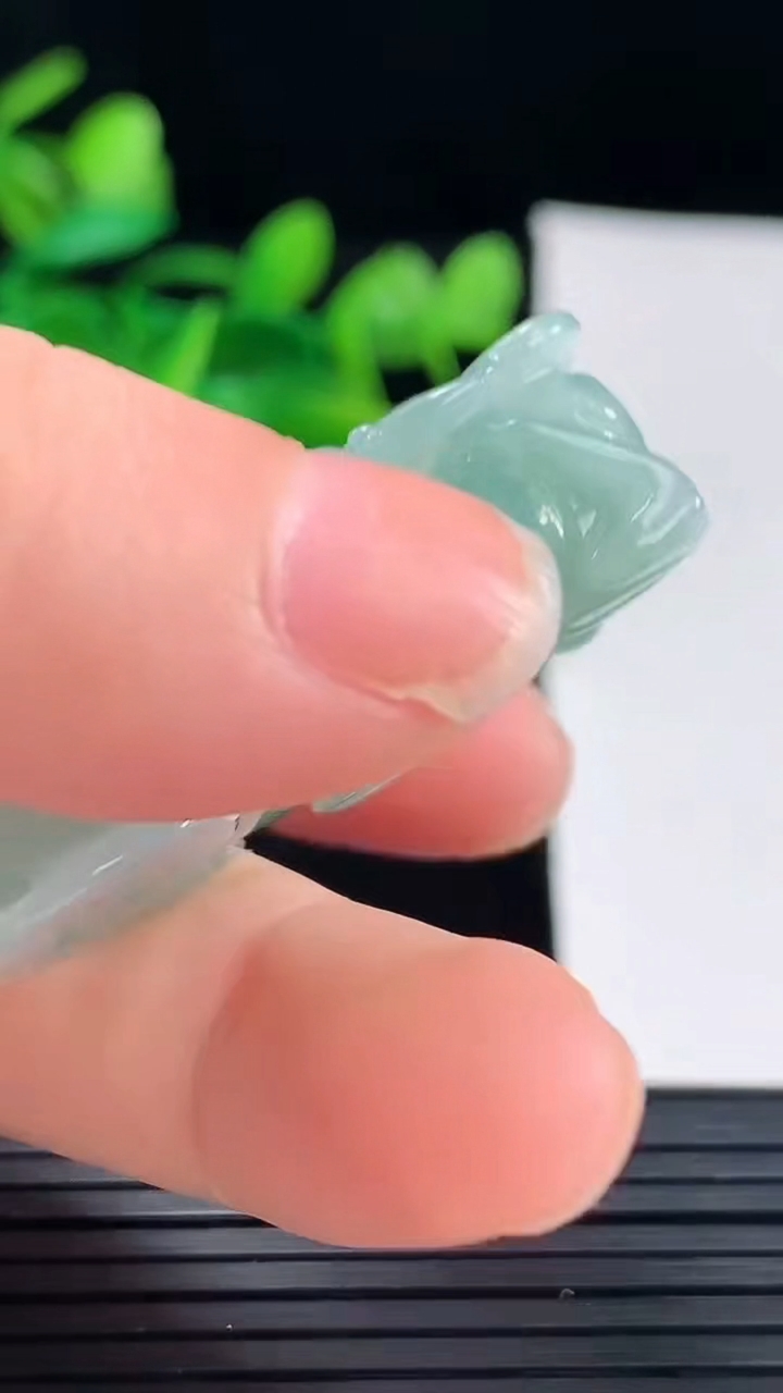 天然A货翡翠貔貅吊坠尺寸40.6-18-12.1重量:21.76g
5月1日