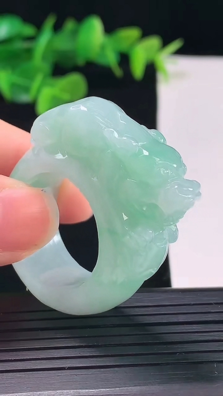 天然A货翡翠貔貅指环 扳指 戒指，尺寸22.6-13.5-12.4重量:28.01g2026年5月1日
工厂直销收藏佳品,种好水足，色泽均匀，有种有色，上手高大气！