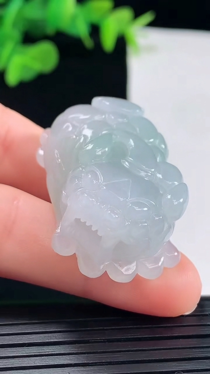 天然A货翡翠貔貅吊坠尺寸38.4-22.6-15重量:29.75g
5月1日