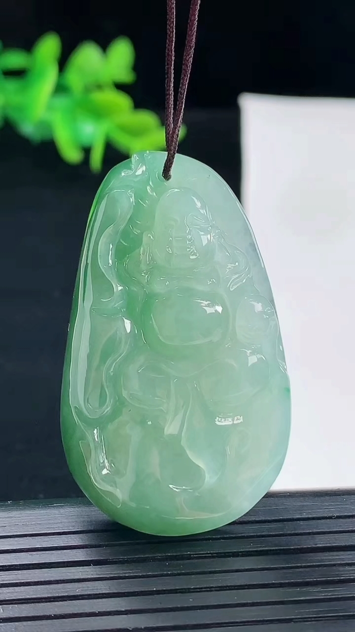 天然A货翡翠逍遥佛吊坠尺寸45.4-27.7-9.8重量:22.00g
5月1日