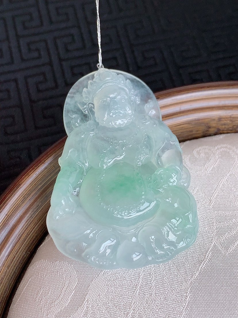 天然A货翡翠飘绿黄财神吊坠 
尺寸52.2-37-6.8mm 重量25.46g 0501
