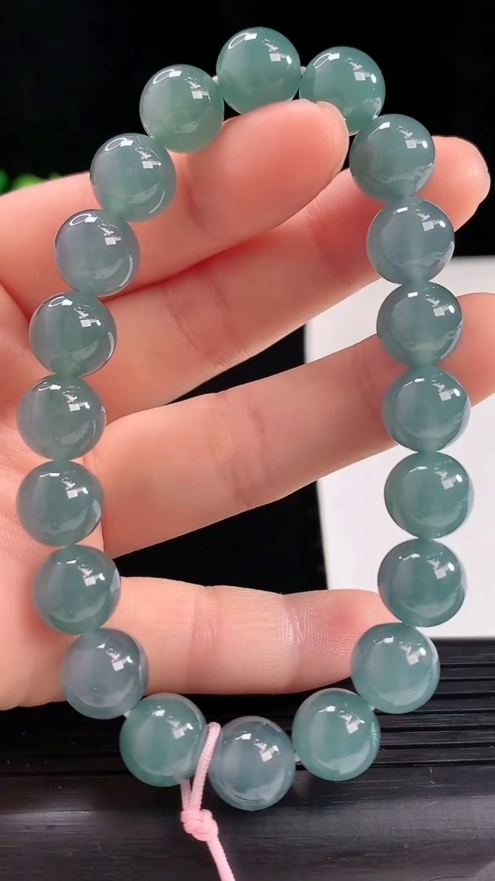 天然A货翡翠蓝水圆珠手串尺寸9.6-20颗重量:33.24g5月1日
工厂直销收藏佳品,种好水足，色泽均匀，有种有色，上手高大气！