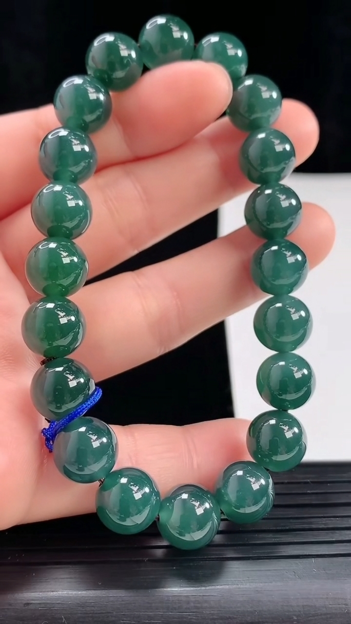天然A货翡翠蓝水圆珠手串尺寸9.7-20颗重量:33.36g5月1日
工厂直销收藏佳品,种好水足，色泽均匀，有种有色，上手高大气！