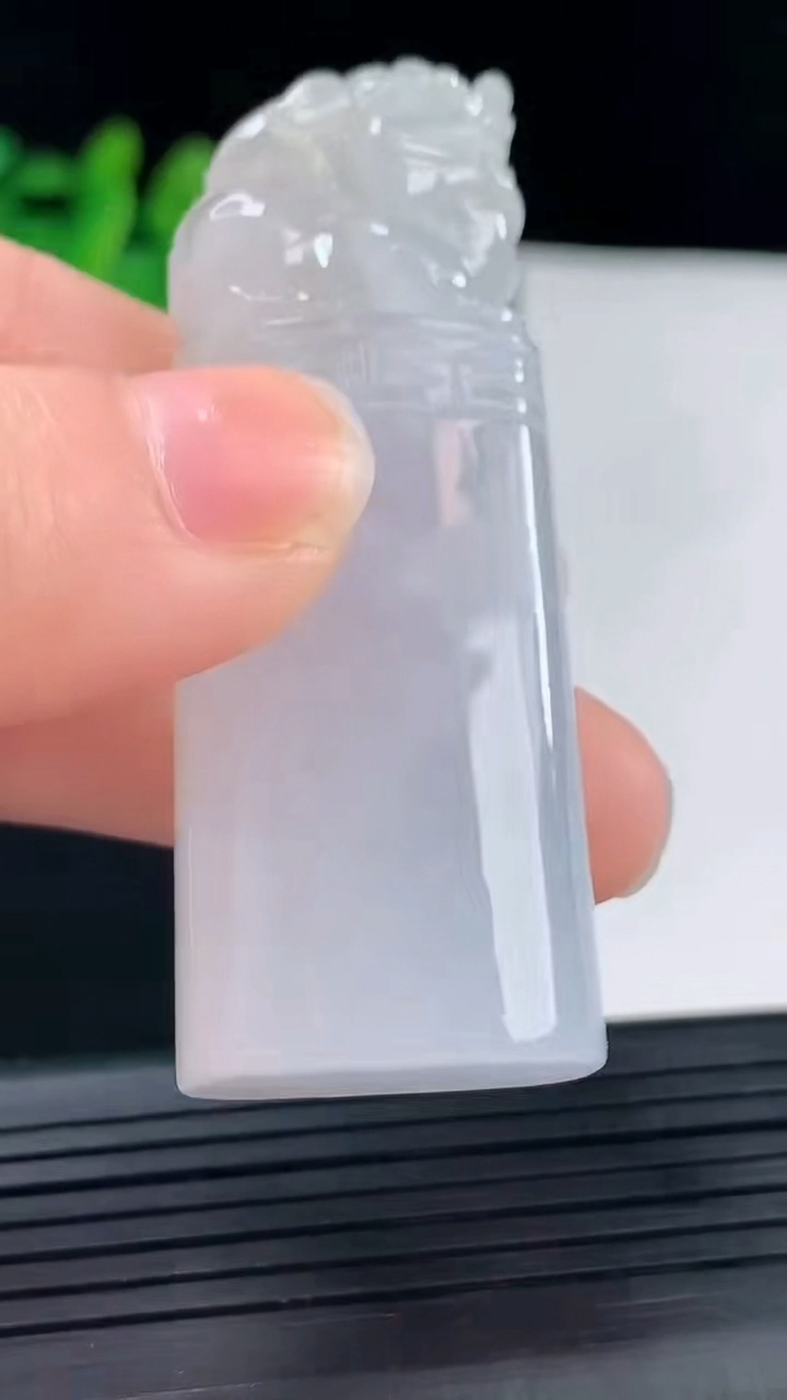 天然A货翡翠貔貅印章尺寸56-20.1-13.6重量:38.05g
5月1日