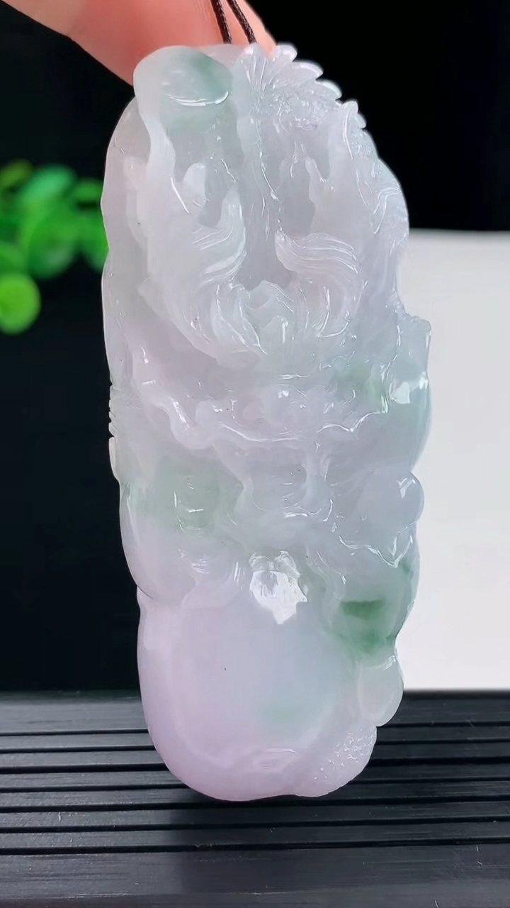 天然A货翡翠紫罗兰 飘花龙牌吊坠尺寸73.2-31.9-14.7重量:74.26g
5月1日