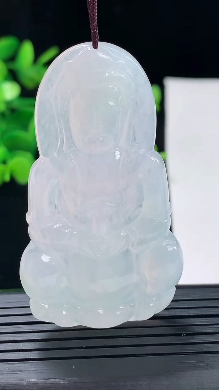 天然A货翡翠观音菩萨吊坠尺寸59.2-34-4.7重量:18.54g
5月1日