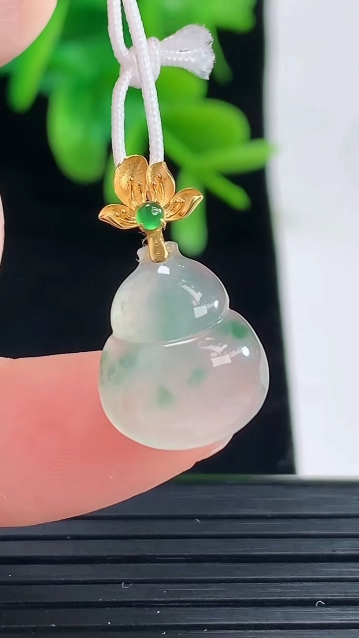 天然A货翡翠18K金飘花葫芦吊坠尺寸21.2-11.9-4.5重量:1.46g
5月1日