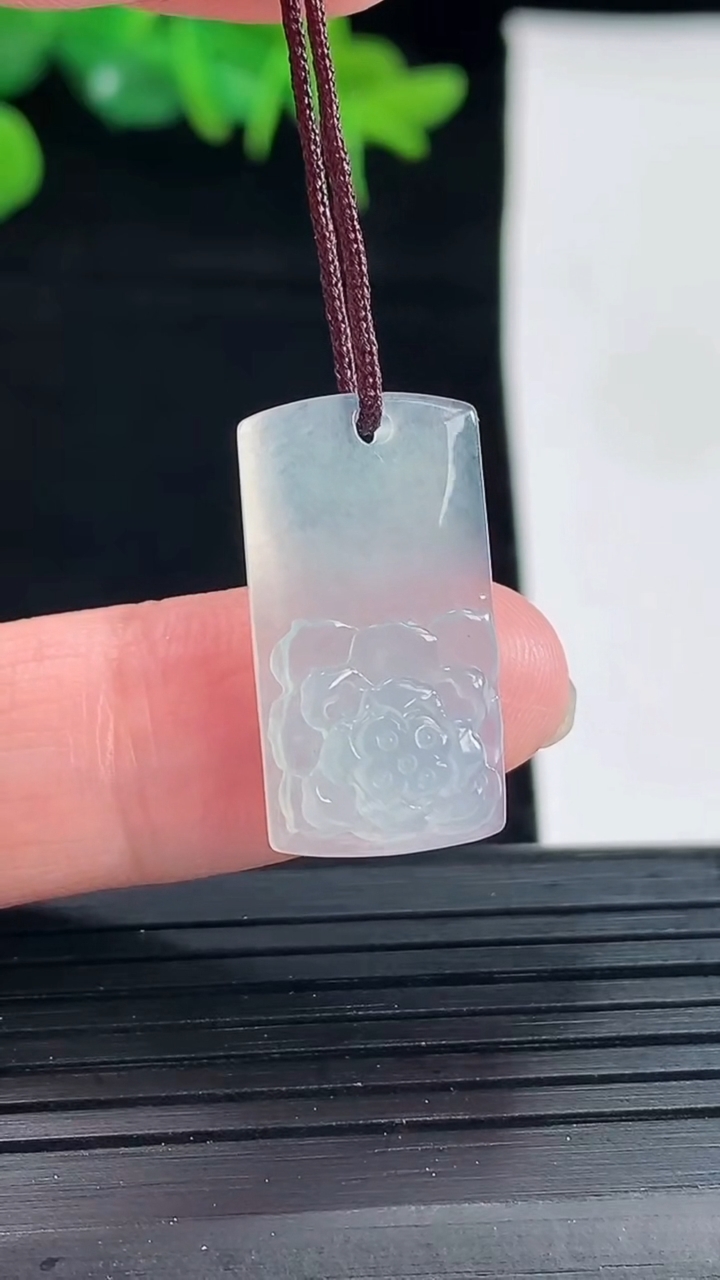 天然A货翡翠和和美美 荷花吊坠尺寸22.9-11.9-6.2重量:3.06g
5月1日