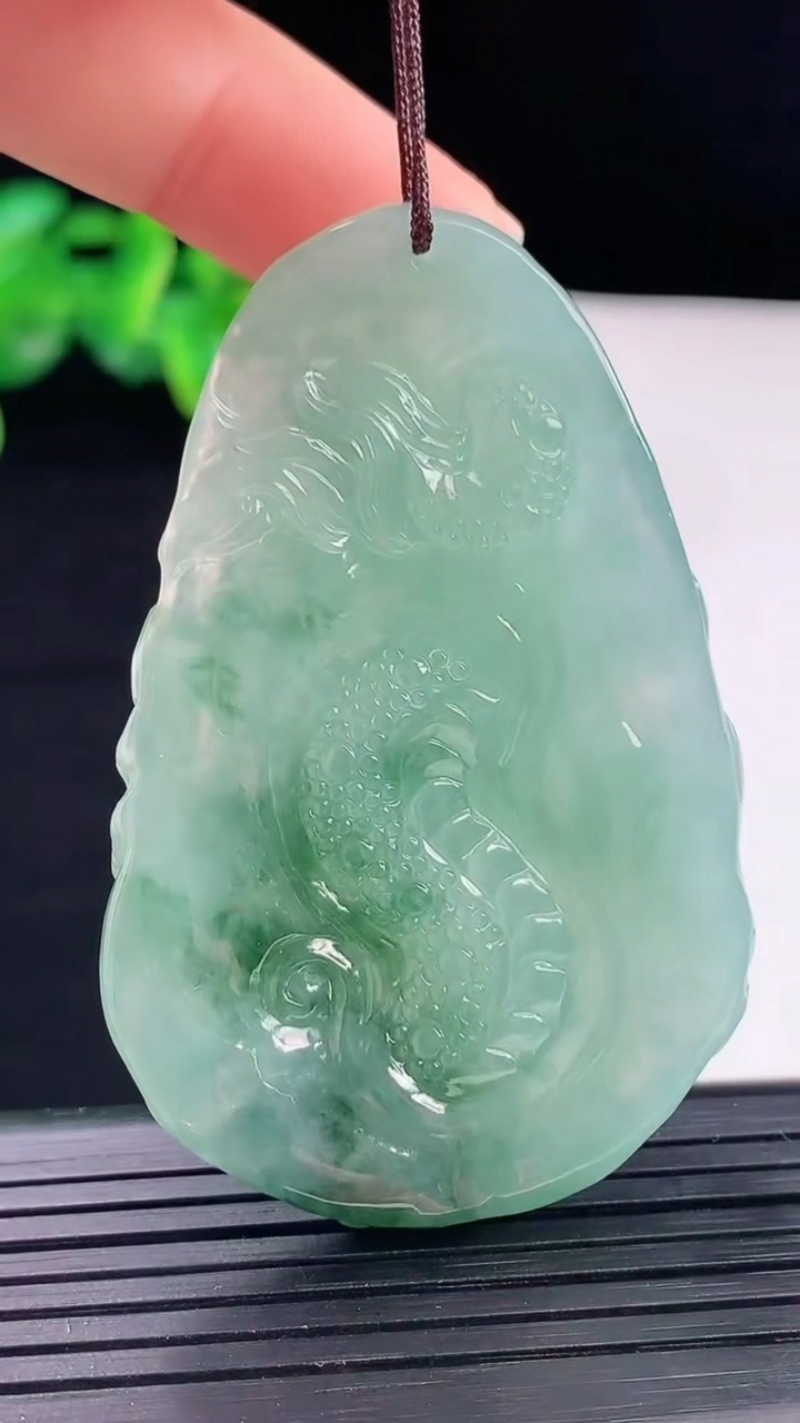 天然A货翡翠飘花龙牌吊坠尺寸58.3-37.6-11.8重量:37.74g
5月1日