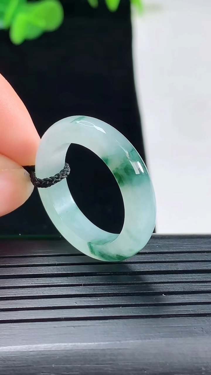 天然A货翡翠飘花指环戒指尺寸19.4-5.4-3.9重量:4.56g2026年5月1日
工厂直销收藏佳品,种好水足，色泽均匀，有种有色，上手高大气！