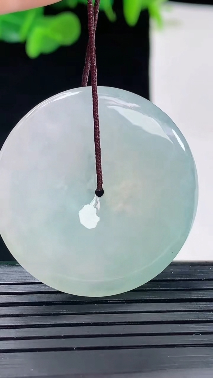 天然A货翡翠平安扣吊坠尺寸36.4-5.8重量:17.15g
5月1日