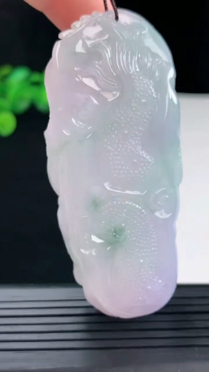 天然A货翡翠紫罗兰 飘花龙牌吊坠尺寸73.2-31.9-14.7重量:74.26g
5月1日