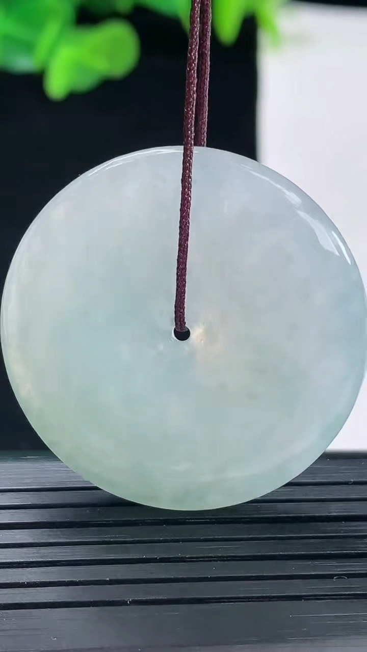 天然A货翡翠平安扣吊坠尺寸36.4-5.8重量:17.15g
5月1日