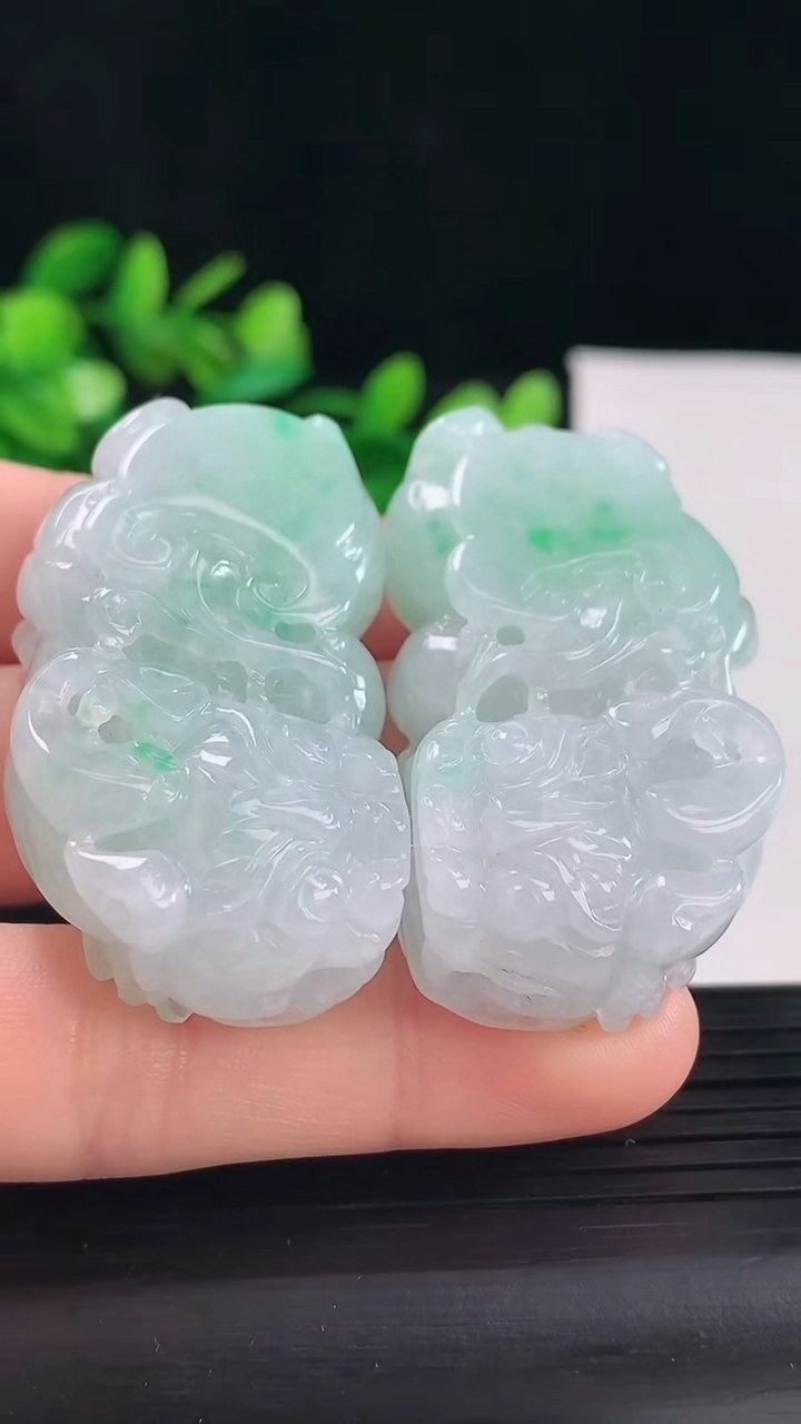 天然A货翡翠霸王貔貅吊坠一对尺寸44.1-24.4-12.8重量:64.39g
5月1日