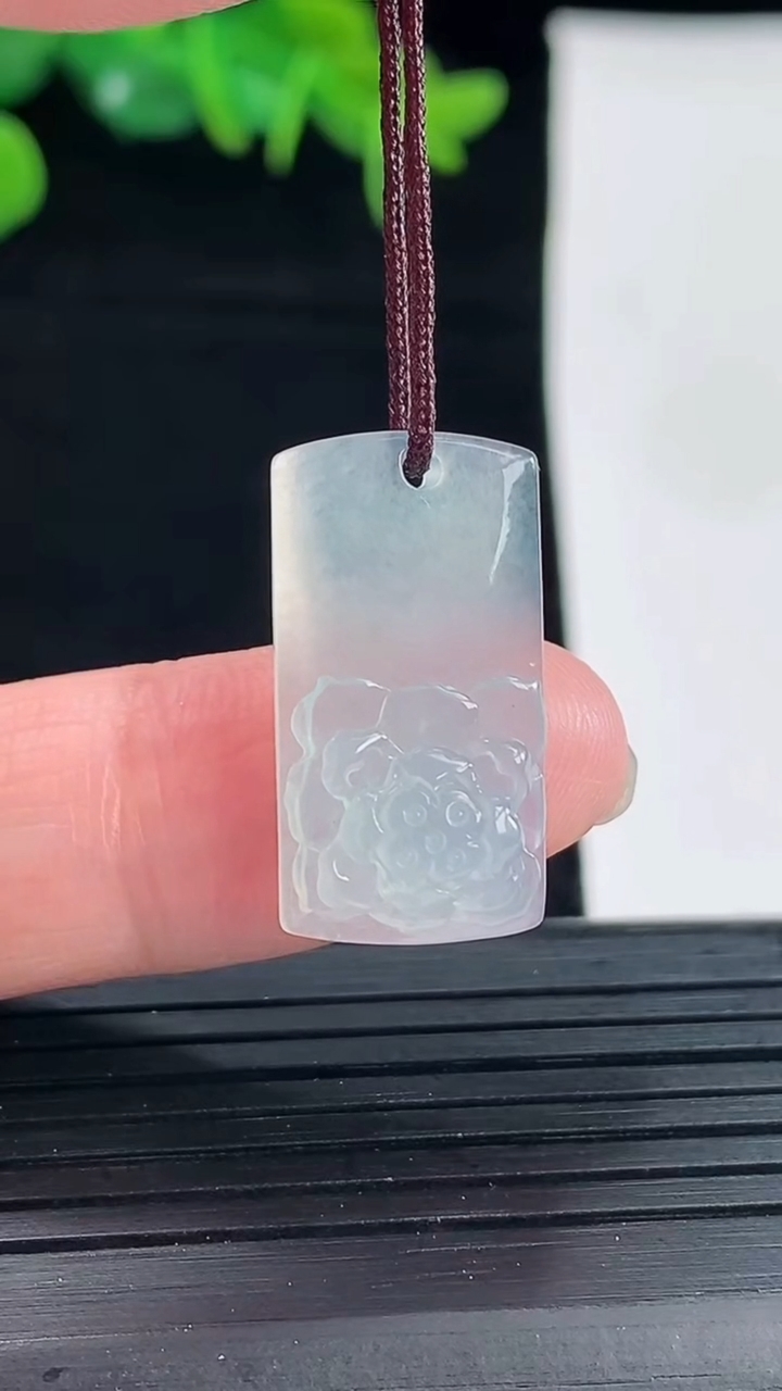 天然A货翡翠和和美美 荷花吊坠尺寸22.9-11.9-6.2重量:3.06g
5月1日