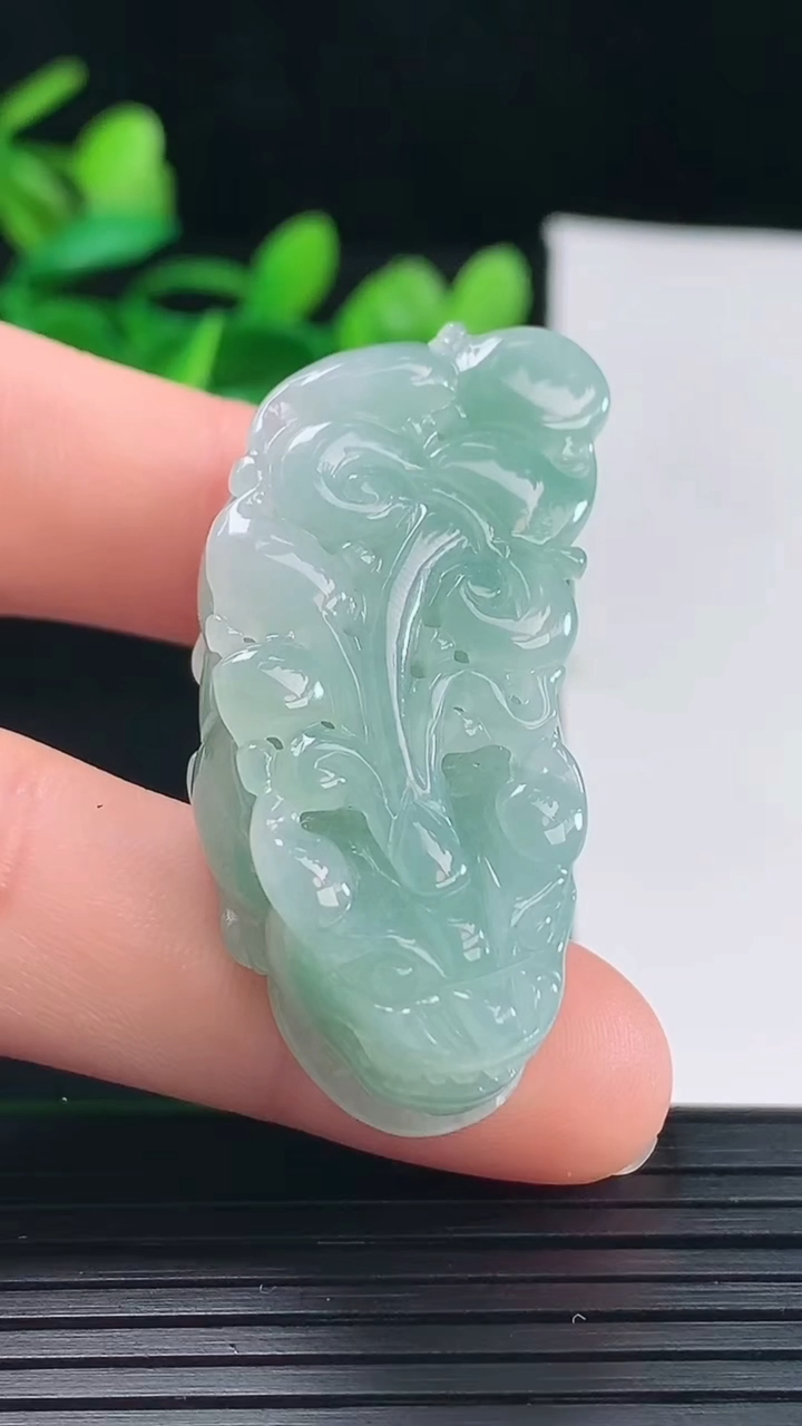 天然A货翡翠貔貅吊坠尺寸40.6-18-12.1重量:21.76g
5月1日