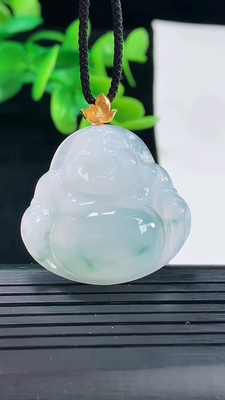 天然A货翡翠18K金飘花佛公吊坠尺寸34.1-30.7-5.7重量:8.04g
5月1日