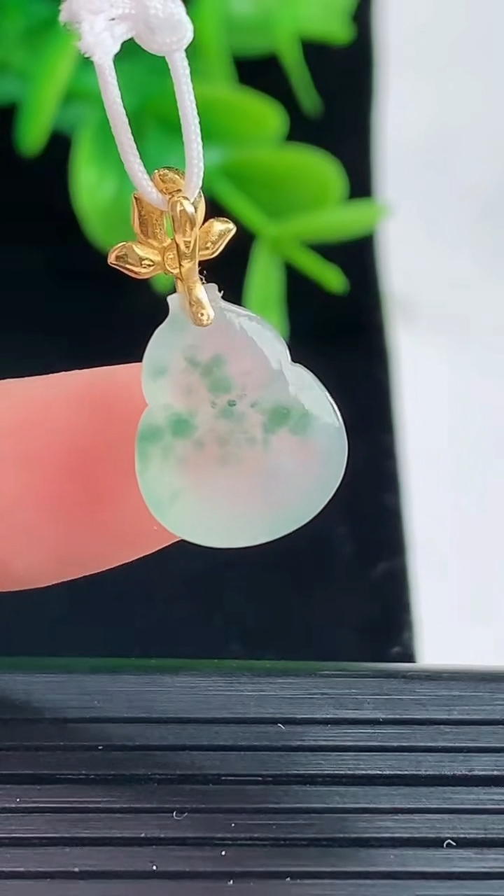 天然A货翡翠18K金飘花葫芦吊坠尺寸21.2-11.9-4.5重量:1.46g
5月1日