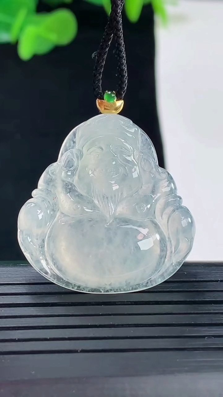 天然A货翡翠种白冰财神爷吊坠尺寸34.7-29.9-5.4重量:8.15g
5月1日