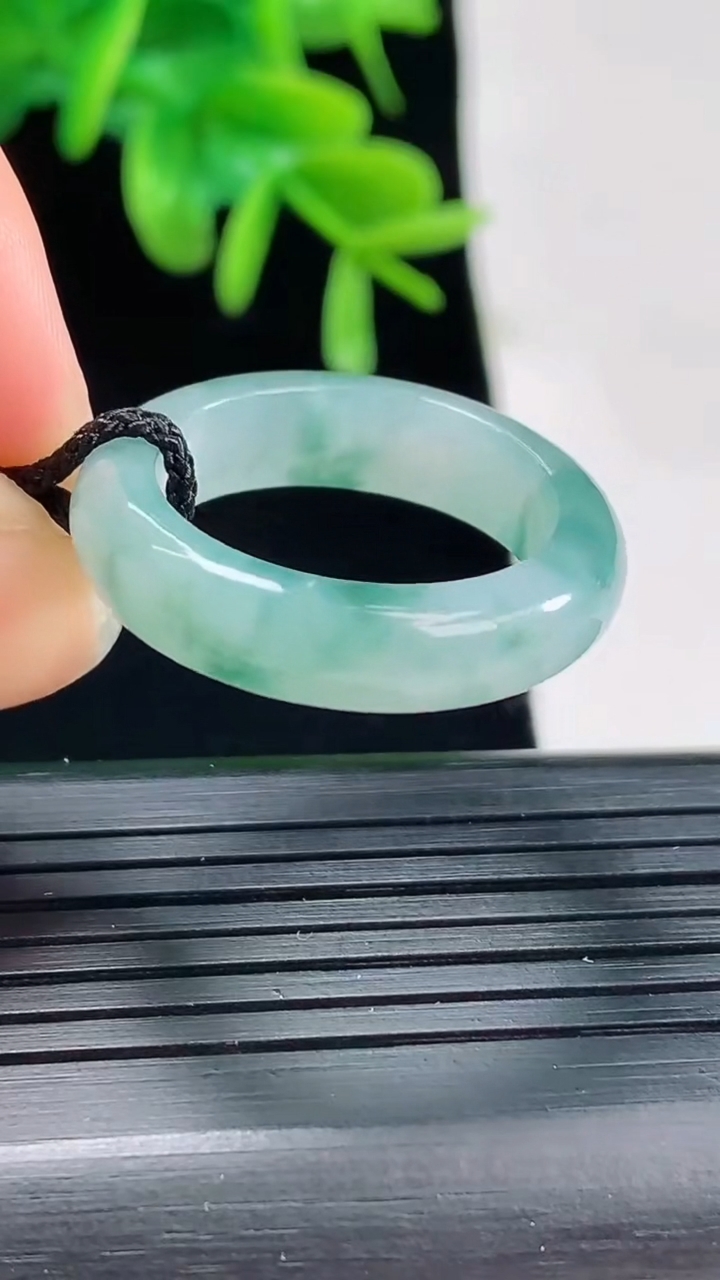 天然A货翡翠飘花指环戒指尺寸19.2-5.6-3.7重量4.37g2026年5月1日
工厂直销收藏佳品,种好水足，色泽均匀，有种有色，上手高大气！