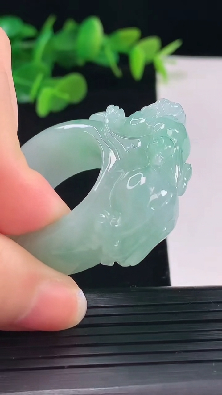 天然A货翡翠貔貅指环 扳指 戒指，尺寸22.6-13.5-12.4重量:28.01g2026年5月1日
工厂直销收藏佳品,种好水足，色泽均匀，有种有色，上手高大气！