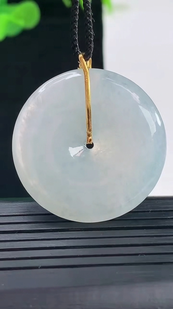 天然A货翡翠种白冰平安扣吊坠尺寸32.7-5.1重量:12.11g
5月1日