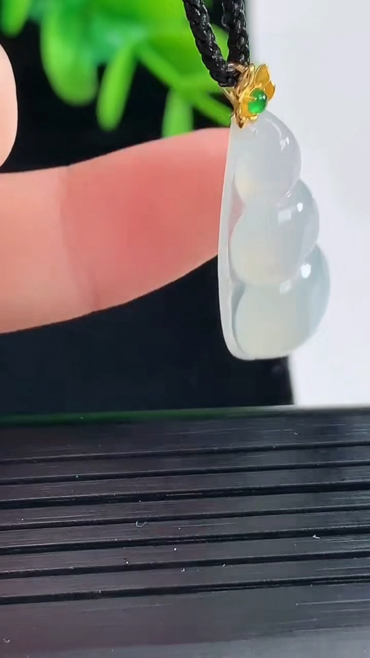 天然A货翡翠福豆吊坠尺寸27.7-12.7-5.5重量:2.75g
5月1日