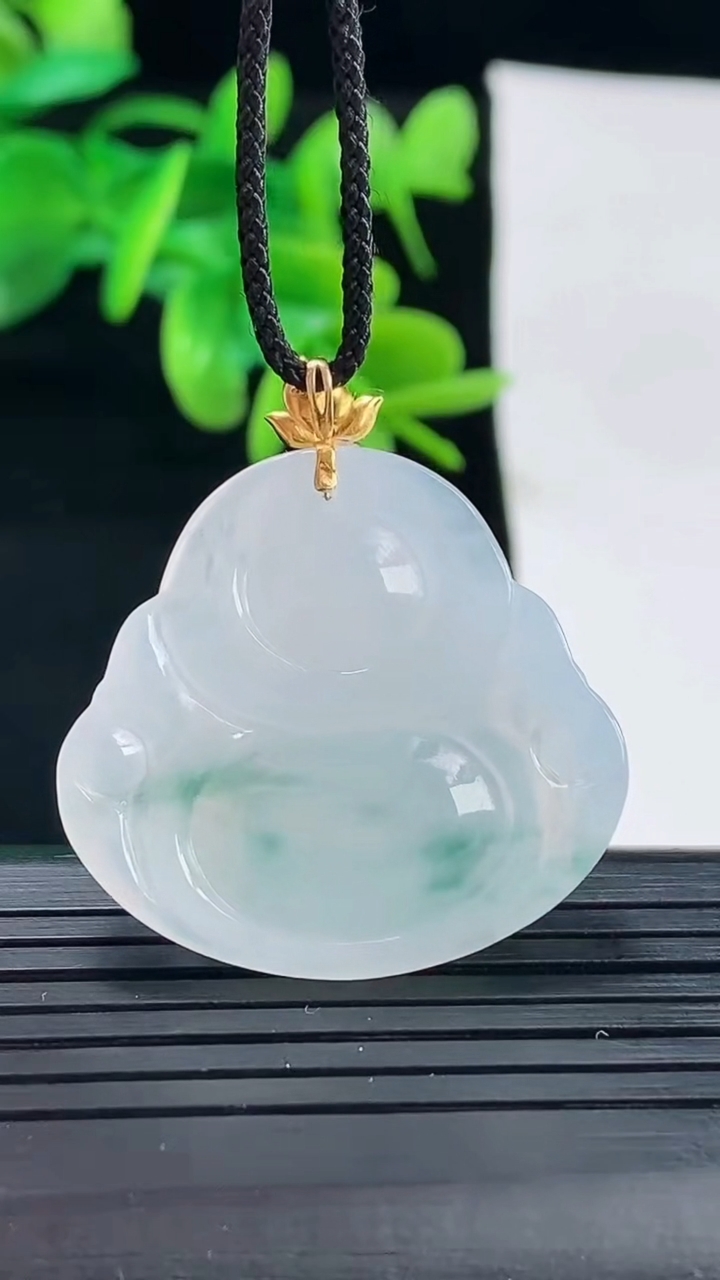 天然A货翡翠18K金飘花佛公吊坠尺寸34.1-30.7-5.7重量:8.04g
5月1日