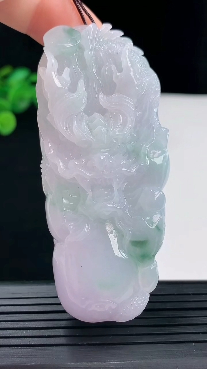 天然A货翡翠紫罗兰 飘花龙牌吊坠尺寸73.2-31.9-14.7重量:74.26g
5月1日