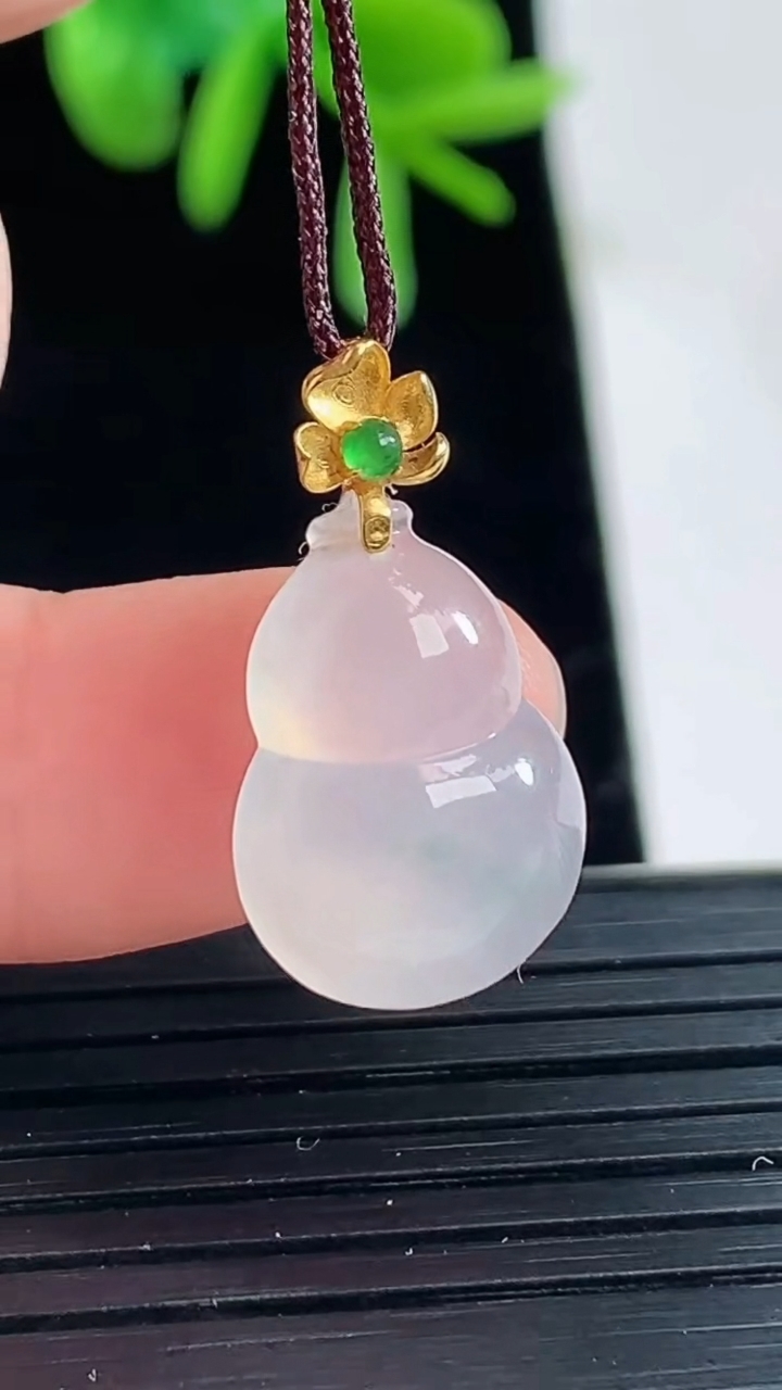 天然A货翡翠18K金飘花葫芦吊坠尺寸21.2-11.6-4.5重量:1.52g
5月1日