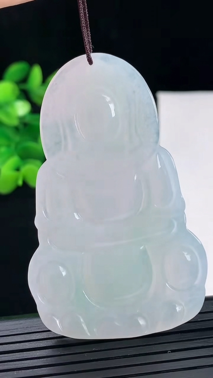 天然A货翡翠观音菩萨吊坠尺寸66-41.2-4.4重量:26.04g
5月1日