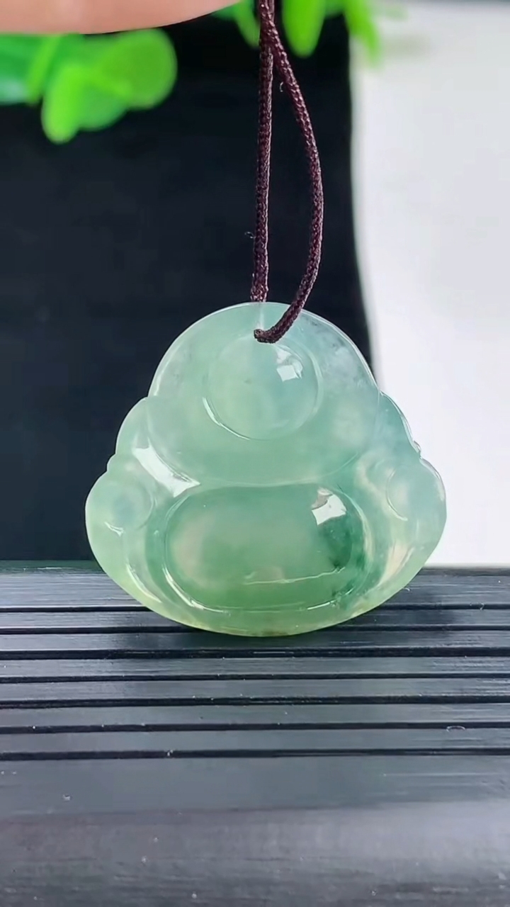 天然A货翡翠飘花佛公吊坠尺寸24.9-27-5.9重量:6.04g
5月1日