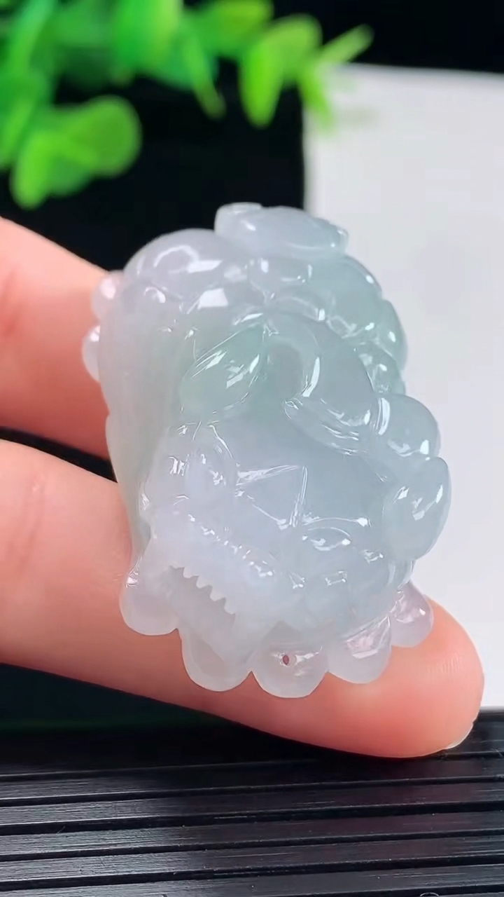 天然A货翡翠貔貅吊坠尺寸38.4-22.6-15重量:29.75g
5月1日