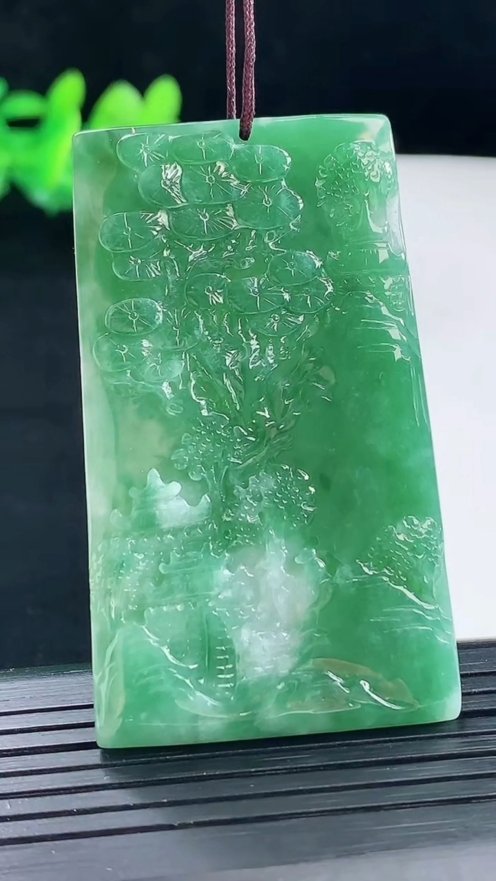 天然A货翡翠山水牌吊坠尺寸56.2-32.3-3.7重量:23.91g
5月1日