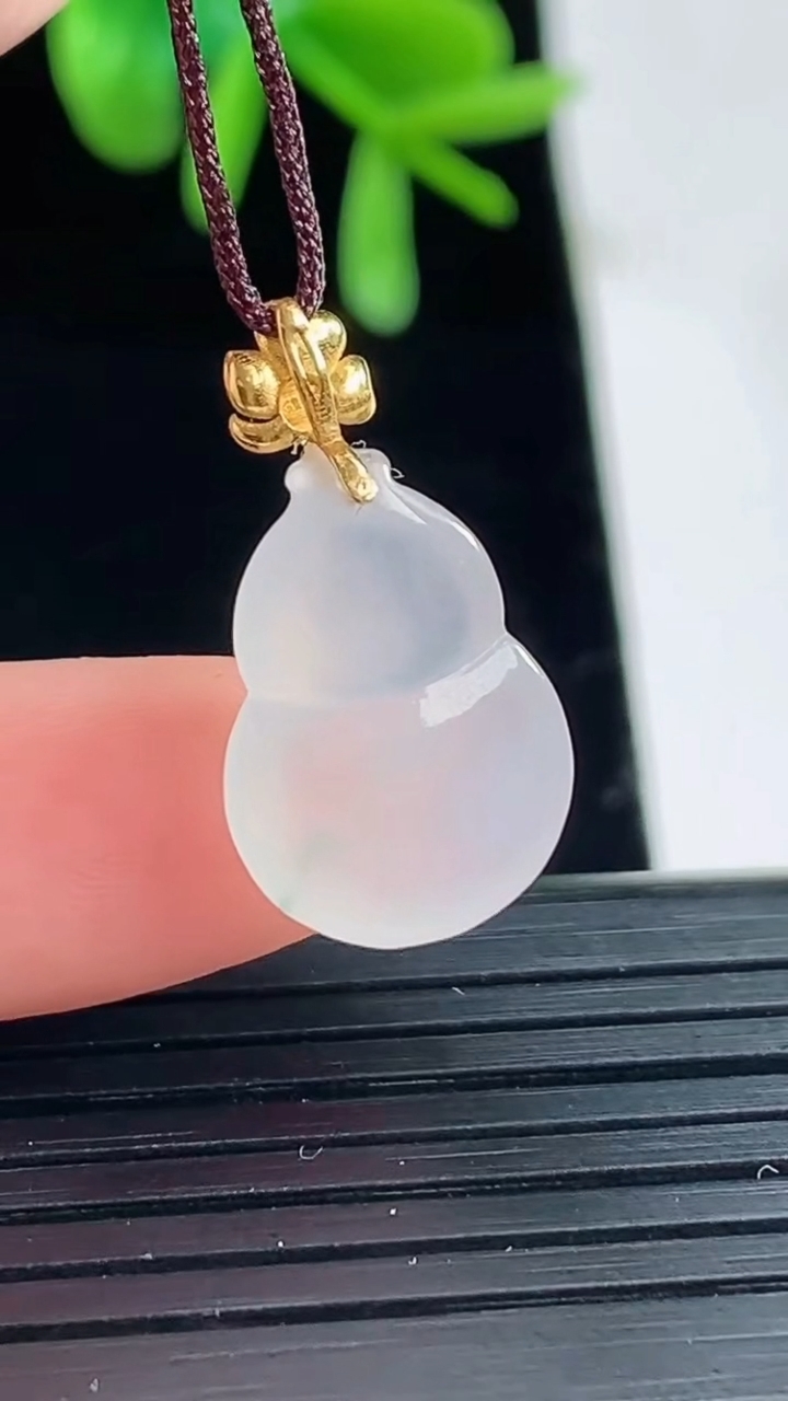 天然A货翡翠18K金飘花葫芦吊坠尺寸21.2-11.6-4.5重量:1.52g
5月1日