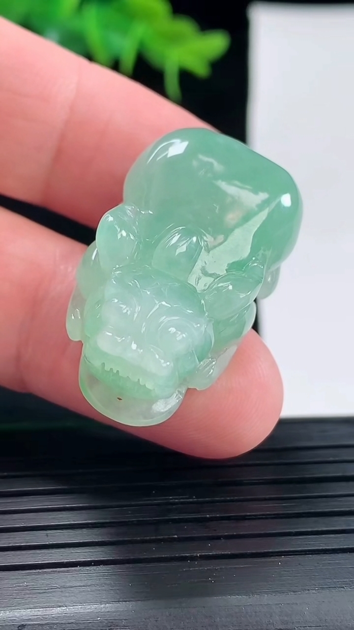 天然A货翡翠貔貅吊坠尺寸33.3-19.8-13.1重量:17.26g
5月1日