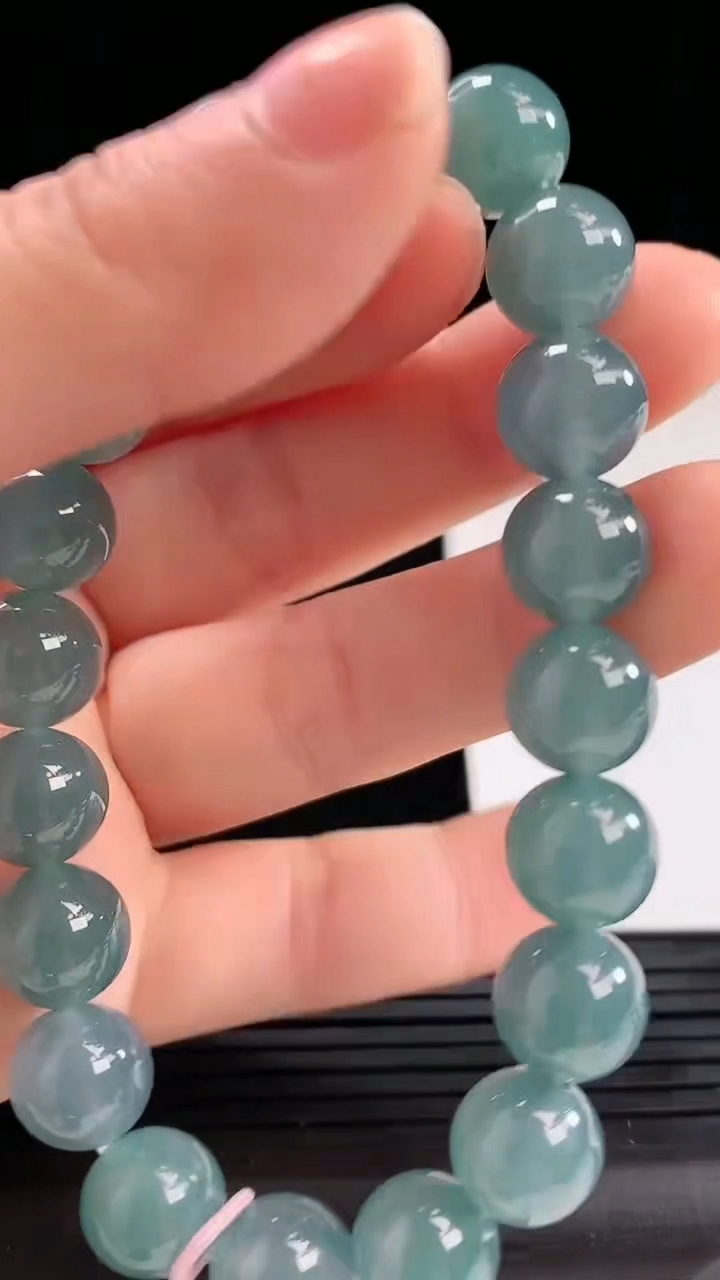 天然A货翡翠蓝水圆珠手串尺寸9.6-20颗重量:33.24g5月1日
工厂直销收藏佳品,种好水足，色泽均匀，有种有色，上手高大气！
